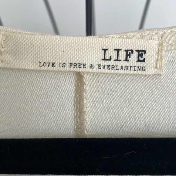 LONG BEIGE T-SHIRT WORN OVER LEGGINGS - Picture 3 of 6